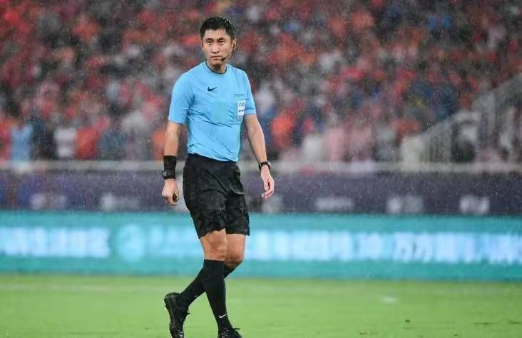 马奎尔：滕哈赫季初无法保证我的时间，但他高兴我留下为位置而战根据BBC报道，马奎尔在接受采访时谈到了如何应对外界批评，他表示自己不会去听外界的批评。